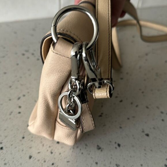 Tignanello Cream Pebbled Leather Crossbody Built in Wallet Shoulder Bag Travel - Picture 13 of 14